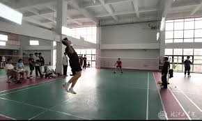 为什么外野手在阳光强烈的白昼比赛中优先选择单手接捕以扩大视野